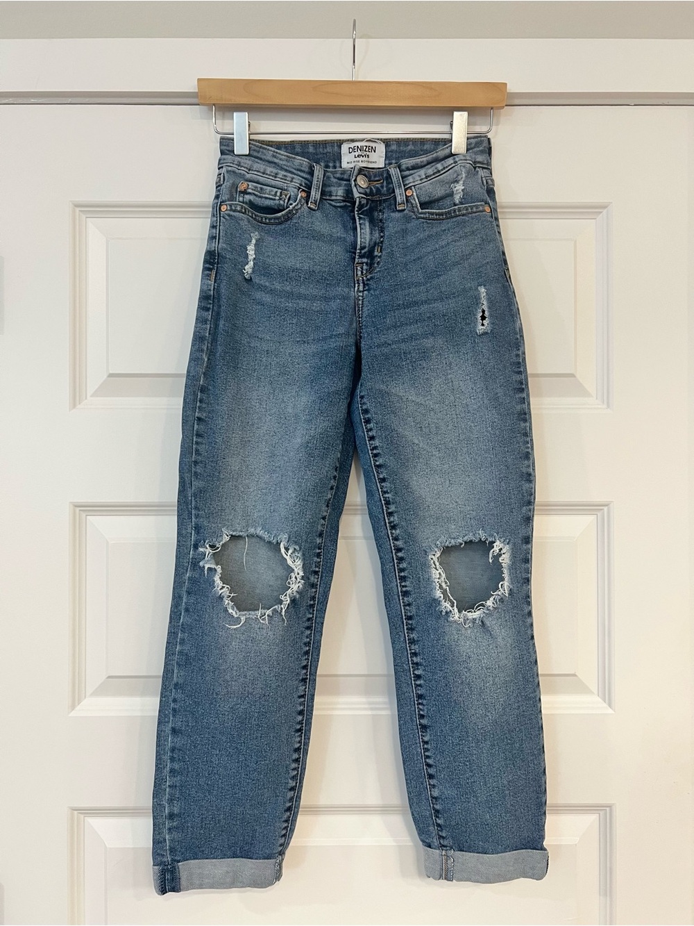 Denizen Levi’s Mid Rise Boyfriend Jeans Distressed Light Wash Cuffed W26
